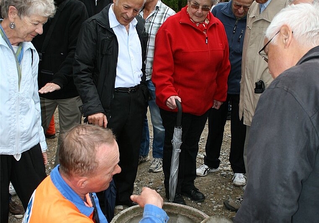 Bohrmeister Frank Müller gibt den Demonstrations-Besuchern Auskunft über den Fortgang der Bohrungen – hier beim fertigen Wettinger Schacht. Foto: ska