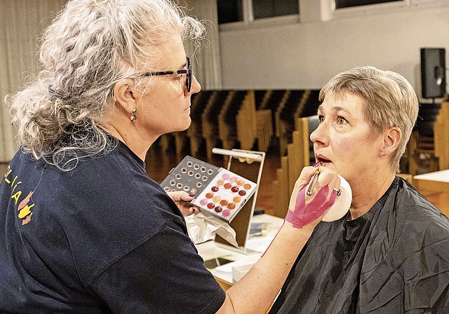 Yvonne Berchtold wird für die Rolle «Gabi Zuberbühler, Frau vom Geburtstagskind» geschminkt.gk