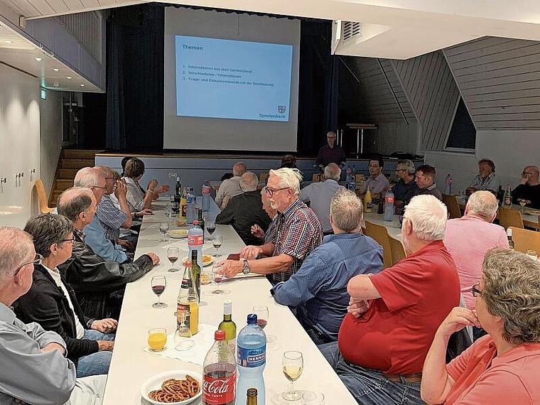 Gut besucht: Der Politapéro im Spreitenbacher Zentrumsschopf. Sibylle Egloff