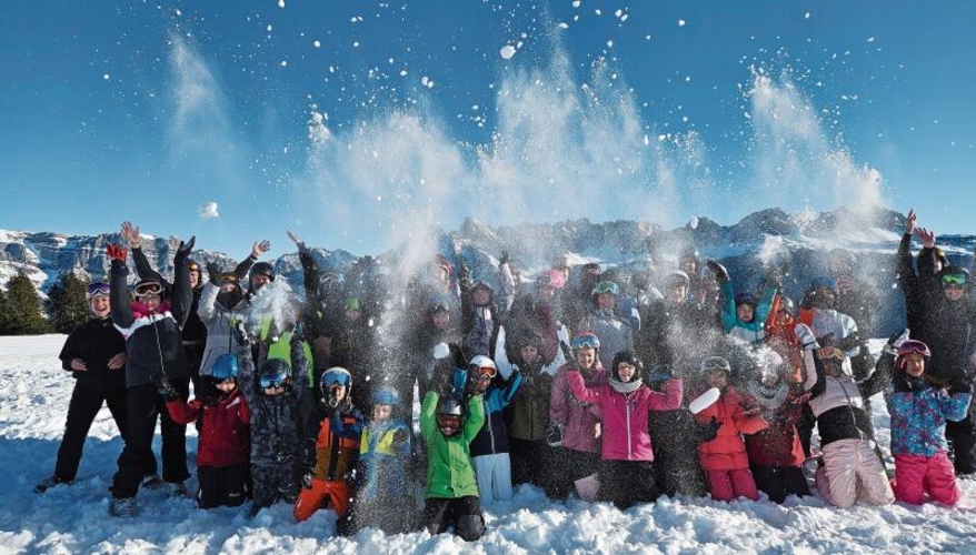 Gruppenfoto: Kinder und Leiter geniessen die tollen Bedingungen.  zVg