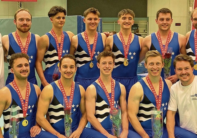 Das Team Aargau posiert stolz mit den Goldmedaillen. zVg