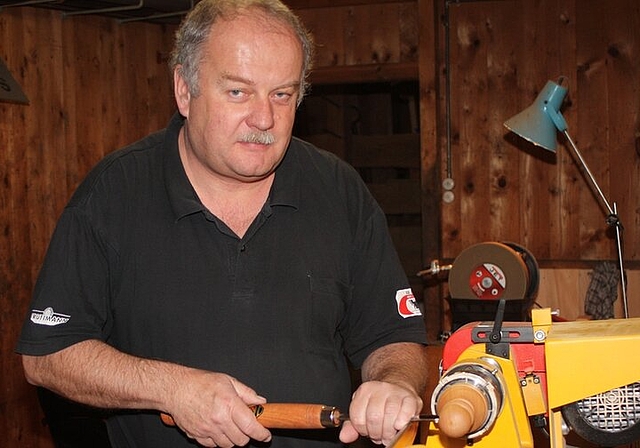 Johannes Gabi an der Drechselmaschine in seiner Werkstatt. Foto: bär