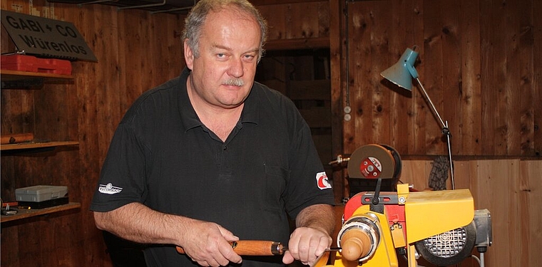 Johannes Gabi an der Drechselmaschine in seiner Werkstatt. Foto: bär