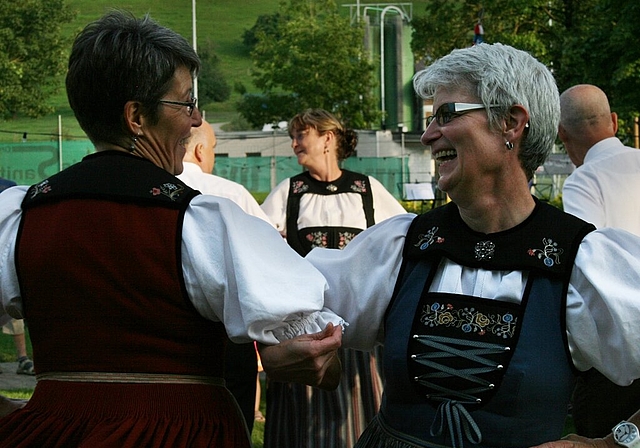 Fröhliche Tanzvorführung der Trachtengruppe Würenlos. Fotos: skaNationalrat Bernhard Guhl redete den Schweizern ins Gewissen.Gemeinderat Toni Möckel und die Jugendlichen servierten den Apéro.