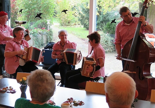 Unterhaltung lieferte an der Stubete ein Schwyzerörgeli-Quintett. Foto: ska