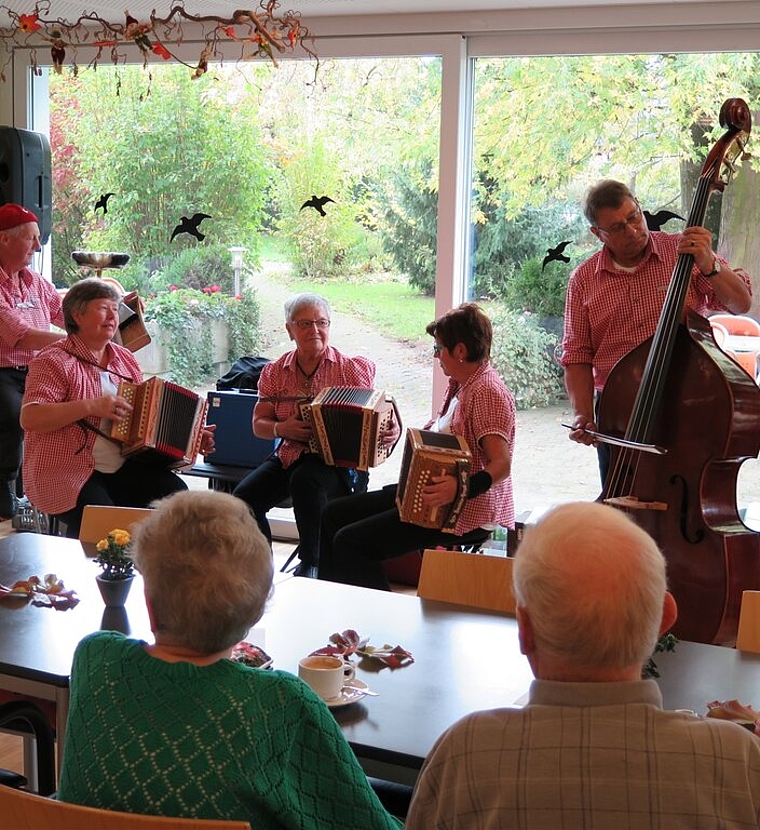 Unterhaltung lieferte an der Stubete ein Schwyzerörgeli-Quintett. Foto: ska