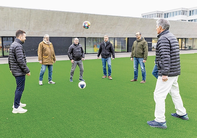 Freude beim ersten Spiel: (v. l.) Tobias Steinemann, AFV, Gemeinderat Philippe Rey, Luigi Ponte, AFV-Präsident, Kaspar Blaser, Stadt Baden, Ivano Bonadei, Gemeinde Wettingen, und Robert Gugler, Sportplatzberater AFV. Fabio Baranzini