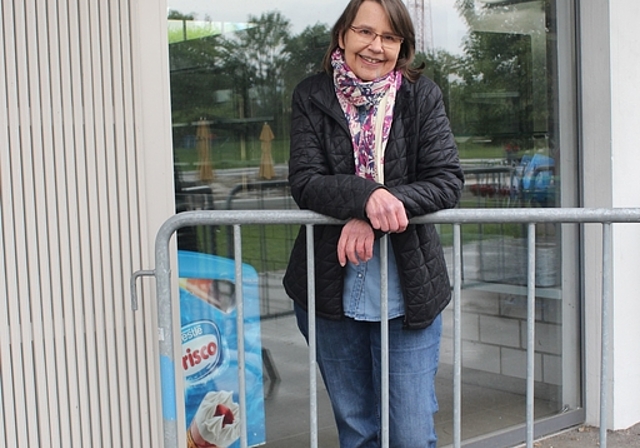 Die Neuenhoferin Veronika Ammann steht vor dem Eingang des Badirestaurants in Dietikon. Mehrere Gitter weisen den Gästen den Weg dorthin. Rahel Bühler