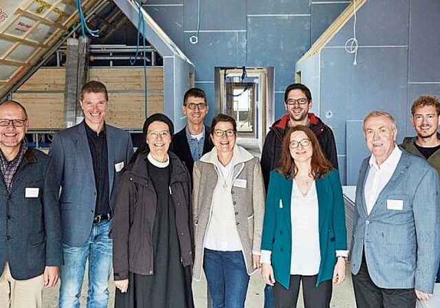 Gruppenbild der Projektbeteiligten an der Neuausrichtung des Klosters Fahr im Rahmen des Gesamtprojekts «erfahrbar» im künftigen Wohnzimmer der 6,5-Zimmer-Cluster-Wohnung. Henry Muchenberger
