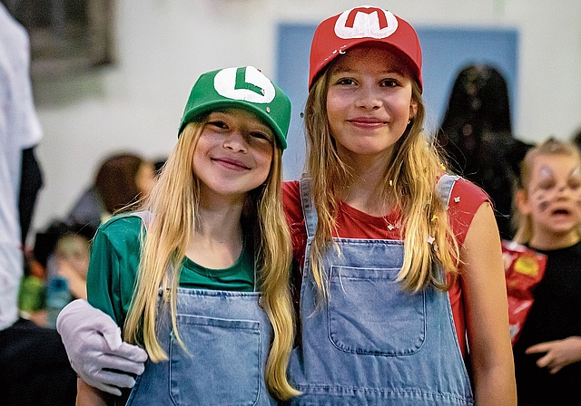 Lara (l.) und Liv in ihren selbstgemachten Luigi- und Mario-Kostümen.