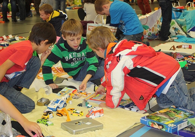 Primarschüler tauschen, verkaufen und kaufen ihre Spielsachen.Fotos: bär