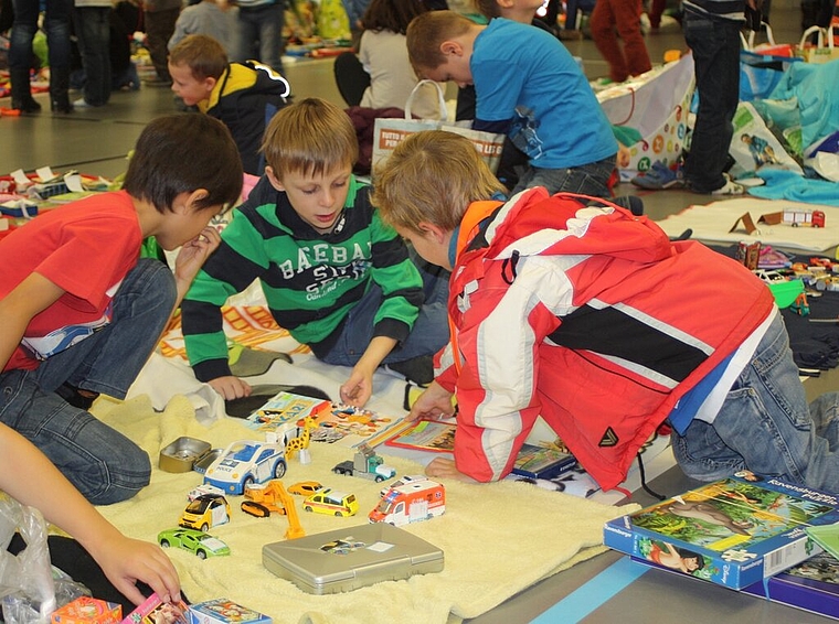 Primarschüler tauschen, verkaufen und kaufen ihre Spielsachen.Fotos: bär