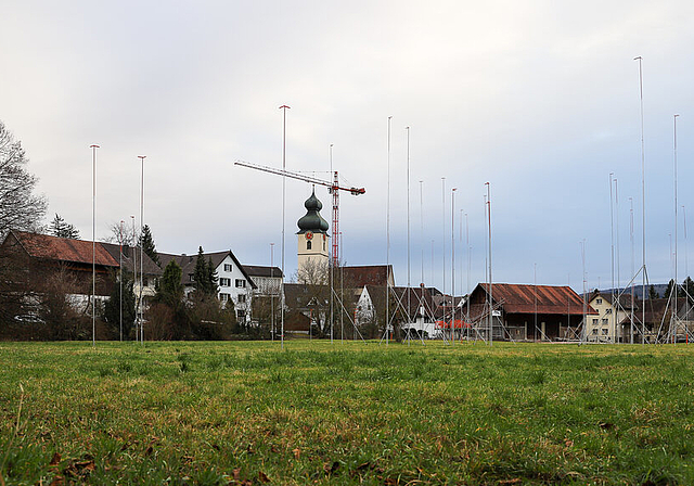 Das Alterszentrum soll auf der Zentrumswiese gebaut werden. Die historische Umgebung mit der katholischen Kirche, der Zentrumsscheune und der Mühle macht Probleme. Gaby Kost/Archiv