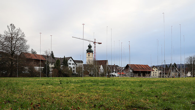 Das Alterszentrum soll auf der Zentrumswiese gebaut werden. Die historische Umgebung mit der katholischen Kirche, der Zentrumsscheune und der Mühle macht Probleme. Gaby Kost/Archiv