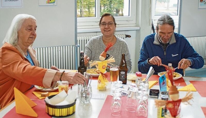 Haben die Spaghetti genossen: Margrit und Claudia Furrer mit Marcel Bosshard.pg