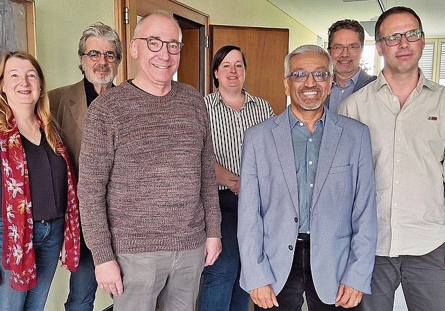 Vor grosser Aufgabe Ammann Markus Haas (li.), Gemeinderat Orun Palit und Beat Rölli, Leiter Finanzen, Gemeinderätin Kirsten Ernst (hinten li.), Gemeinderat Philippe Rey, Geschäftsleiterin Sandra Thut und Vizeammann Christian Wassmer. ihk