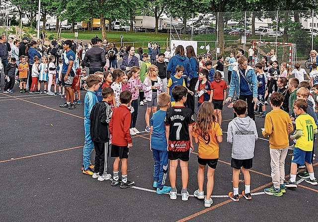 Knapp 200 Teilnehmerinnen und Teilnehmer versammeln sich auf dem «schwarzen Platz.»