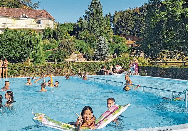 Glückliche Kinder an der Poolparty im Meierbädli.  zVg