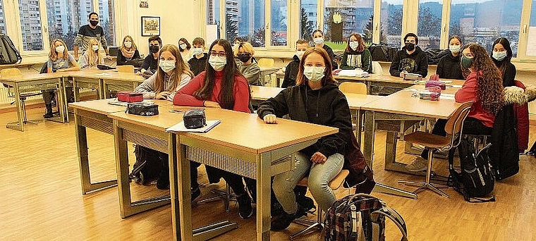 Machen am «Experiment Nichtrauchen» mit: Die Schülerinnen und Schüler der Klasse 2a der Bez Spreitenbach. rb