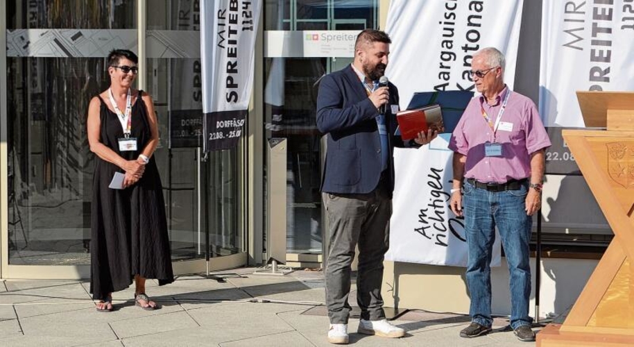 Schöne Geste: Stadtrat Francesco Matera (M.) überreicht Markus Mötteili Geschenke. Links steht Doris Schmid.  ihk