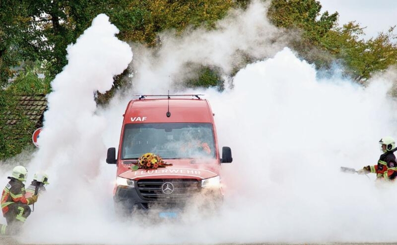 Mit Schall und Rauch wurde das Verkehrsabteilungsfahrzeug eingeweiht.Ian Stewart