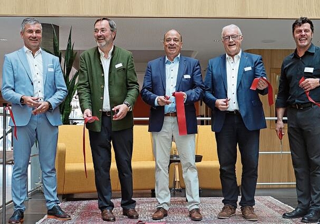 Eröffnung des neuen Alterszentrums St. Bernhard (v.l.) Claudio Arnold, Sepp Meyer, Markus Dieth, Roland Kuster und Peter Wyss. Corinne Bürki
