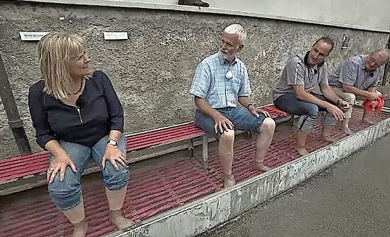 Maria Kaufmann (links) zeigt in der Sendung «Mini Schwiiz, dini Schwiiz» Baden. Konrad Wiederkehr (Zweiter von links) präsentiert Spreitenbach.  Screenshot SRF