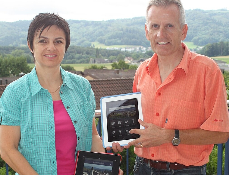 Petra und Jürgen Berger mit ihren beiden Apps.Foto: bär