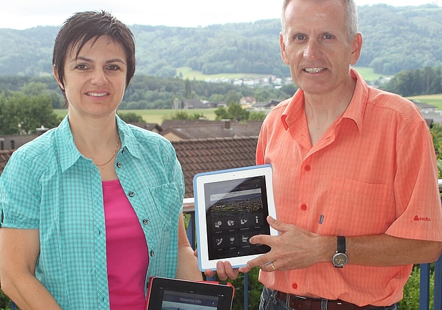 Petra und Jürgen Berger mit ihren beiden Apps.Foto: bär