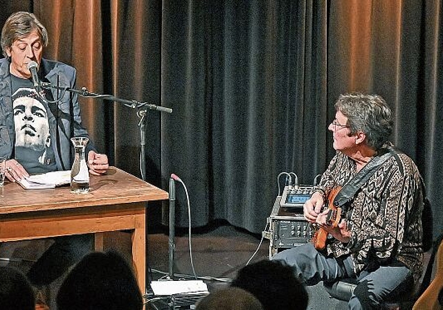 Pedro Lenz und Max Lässer spielen eine Ode an das Mittelland. (Bild: Alex Spichale/Archiv)