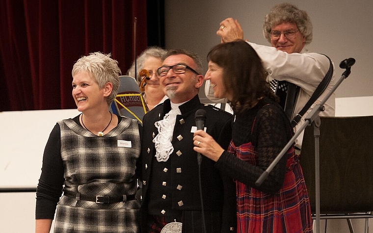 Jenny Bärlocher bedankt sich bei John und Mannin Cummings für die vergangenen sechs Jahre (v.r.). Foto: zVg