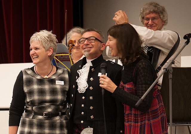 Jenny Bärlocher bedankt sich bei John und Mannin Cummings für die vergangenen sechs Jahre (v.r.). Foto: zVg