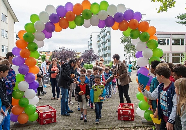 Unter einem bunten Luftballon-Bogen spazierten die jüngsten Schülerinnen und Schüler in die Runde. Foto: zVg