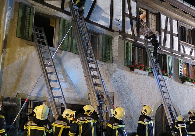 Mit mehreren Leitern retteten die Feuerwehrleute sechs Figuranten.Der Atemschutztrupp dringt stets als Erster in rauchgefüllte Gebäude ein.Bereit zum Löschen. Fotos: ska