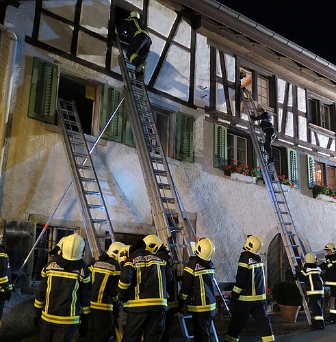 Mit mehreren Leitern retteten die Feuerwehrleute sechs Figuranten.Der Atemschutztrupp dringt stets als Erster in rauchgefüllte Gebäude ein.Bereit zum Löschen. Fotos: ska