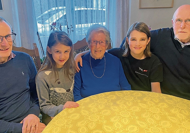 Gertrud Huser zwischen Urenkeln Laura und Elias und den Söhnen Marin und Eduard (r.).Melanie Bär