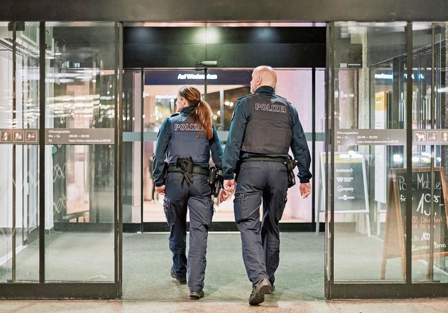 Patrouille: Polizisten der Repol unterwegs im Limmattal. Valentin Hehli