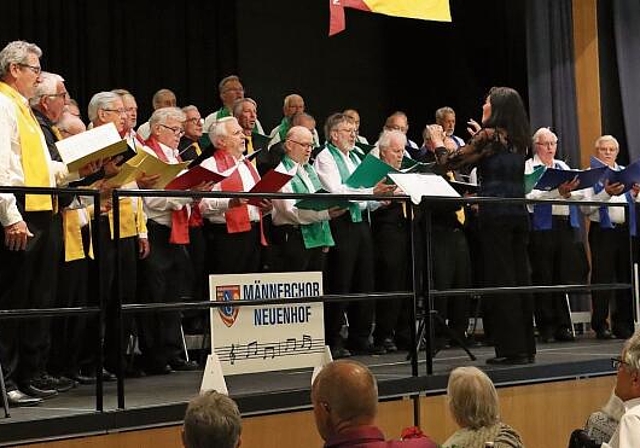 Der Männerchor Neuenhof: Nach zwei Jahren stehen die Sänger am Unterhaltungsabend wieder auf der Bühne. 
