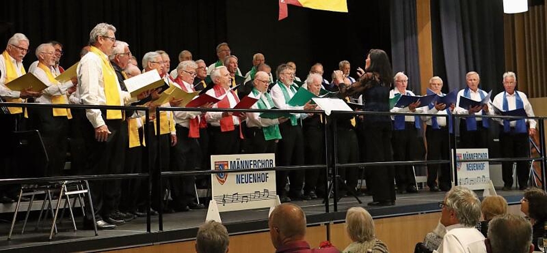 Der Männerchor Neuenhof: Nach zwei Jahren stehen die Sänger am Unterhaltungsabend wieder auf der Bühne. 
