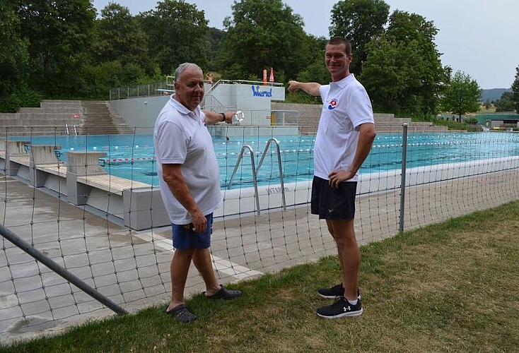 Die Badmeister Simon Studer (r.) und Roland Frei zeigen auf das Schwimmerbecken im «Wiemel». ihk