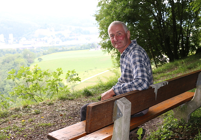 Winzer Martin Wetzel bei der Grillstelle oberhalb des Rebbergs. Melanie Bär
