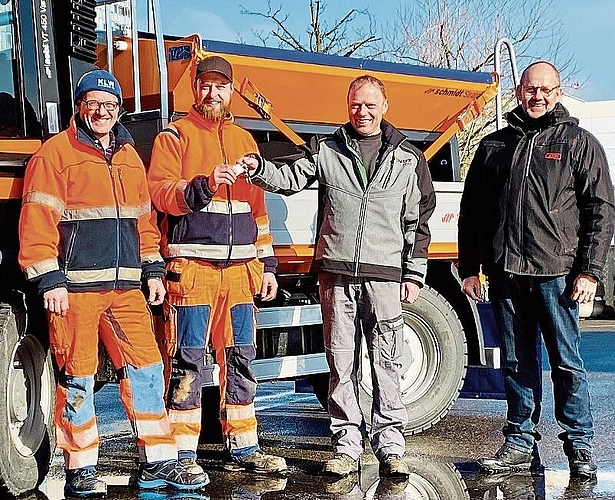 Schlüsselübergabe Das neue Gemeindefahrzeug wurde dem Bauamt Spreitenbach übergeben. Die Chauffeure freuen sich über den neuen Einsatzwagen.Corinne Bürki