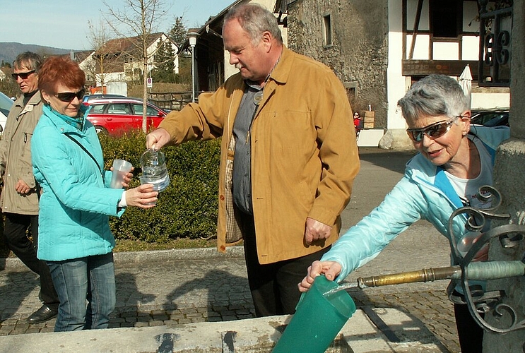 Vizeammann Johannes Gabi schenkt den Apéro ein, während Anna-Marie Müller, Präsidentin der Helvetas-Regionalgruppe Baden/Wettingen/Würenlos, Nachschub zapft.
