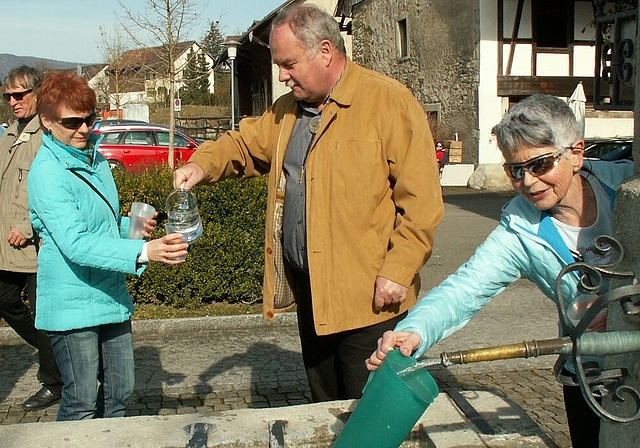 Vizeammann Johannes Gabi schenkt den Apéro ein, während Anna-Marie Müller, Präsidentin der Helvetas-Regionalgruppe Baden/Wettingen/Würenlos, Nachschub zapft.
