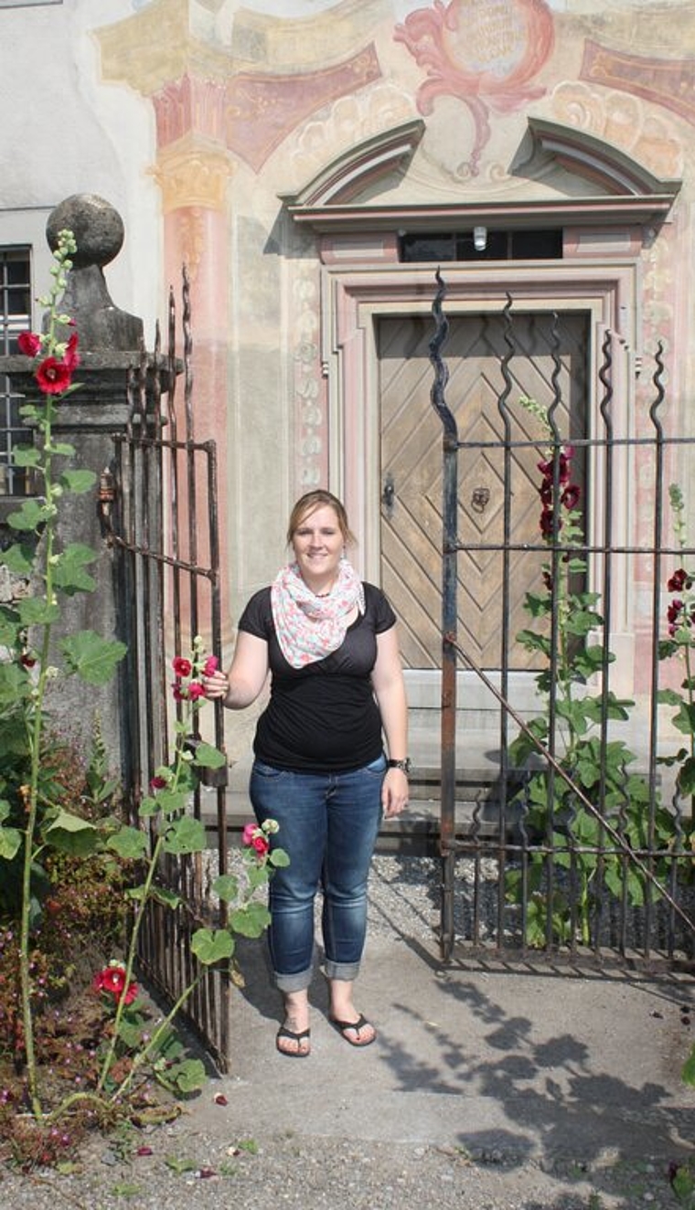 Stefanie Odermatt beim Eingang zum Klostergarten. Foto: bär