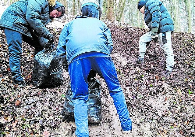 Schüler bei ihrem Einsatz im Wald. (Bild: zVg)