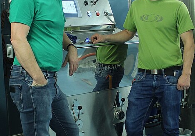 Luc (l.) und Jan (r.) Van Loon in ihrer Brauerei im Neuenhofer Dorfkern. Seit 2015 brauen sie ihre mittlerweile acht Sorten hier. Rahel Bühler