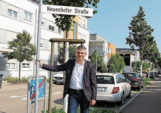 Zeichen der Verbundenheit: Die Neuenhofer Strasse in Holzgerlingen, hier im Bild mit Bürgermeister Ioannis Delakos. (Bild: zVg)