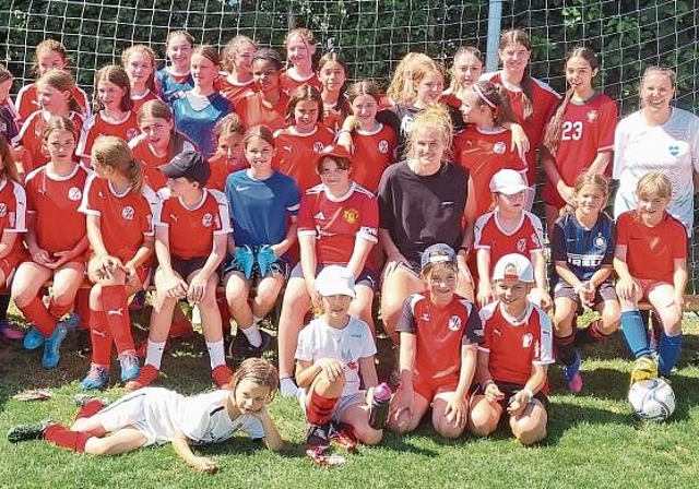 Nach dem schweisstreibenden Training mit Natispielerin Rahel Kiwic posierten die Juniorinnen für ein Gruppenfoto. zVg
