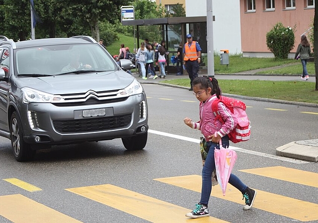 Schulanfang Verkehrsinstruktor Alan Pistone steht in Neuenhof beobachtend im Hintergrund und greift wenn nötigein.Foto: bär